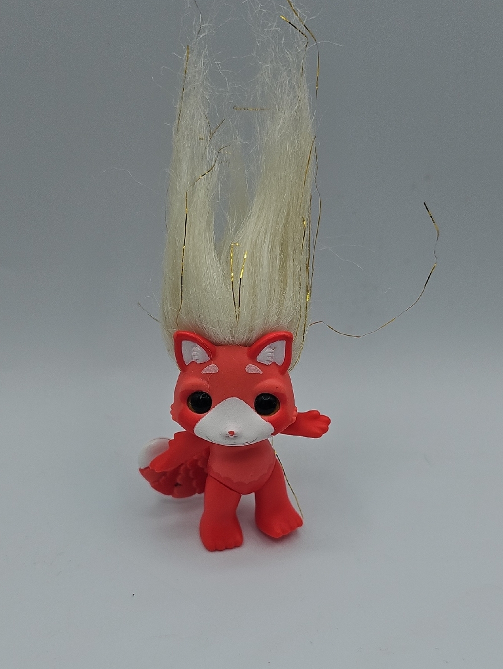 Zelfs Ooma Red Panda figure with white and gold tinsel hair Series 4